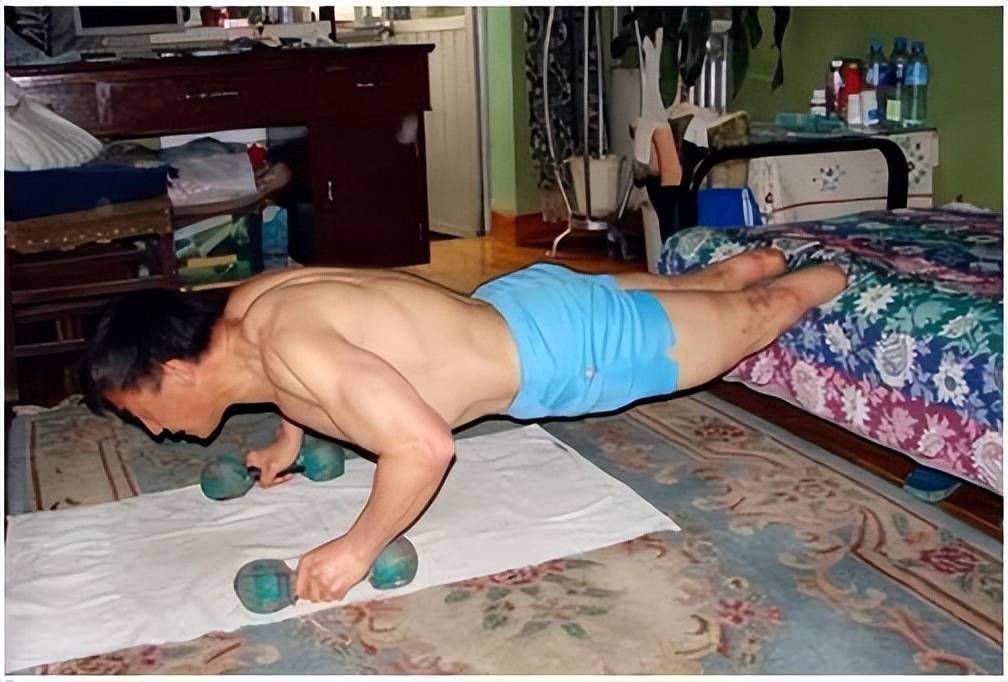 失去双脚却因祸得福感动了一个女孩开元棋牌1975年夏伯渝为救队友(图3)