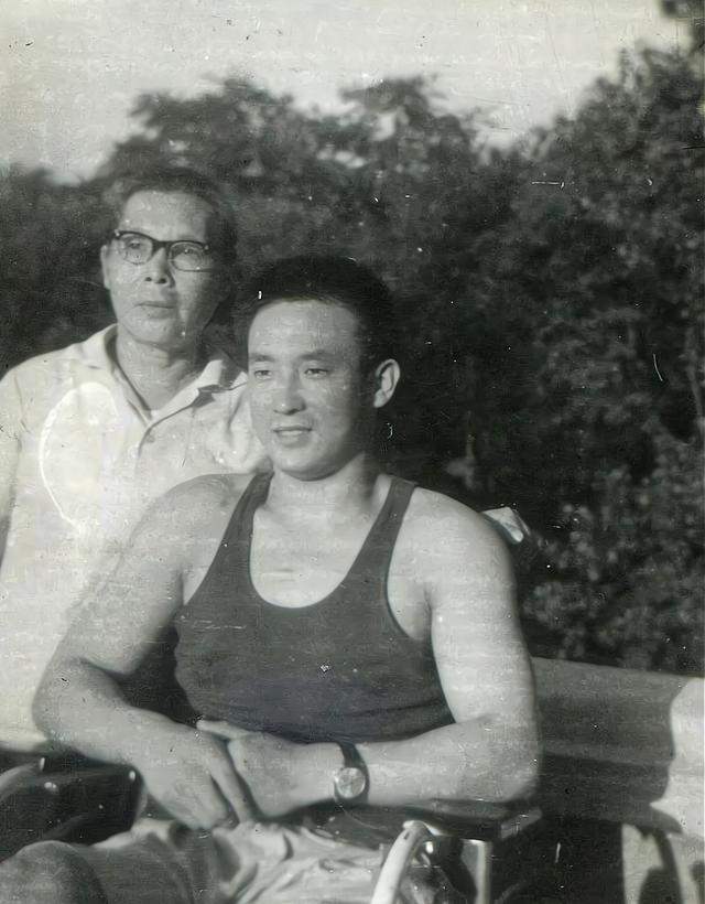 失去双脚却因祸得福感动了一个女孩开元棋牌1975年夏伯渝为救队友(图5)