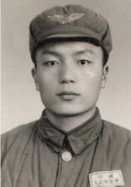 失去双脚却因祸得福感动了一个女孩开元棋牌1975年夏伯渝为救队友(图7)